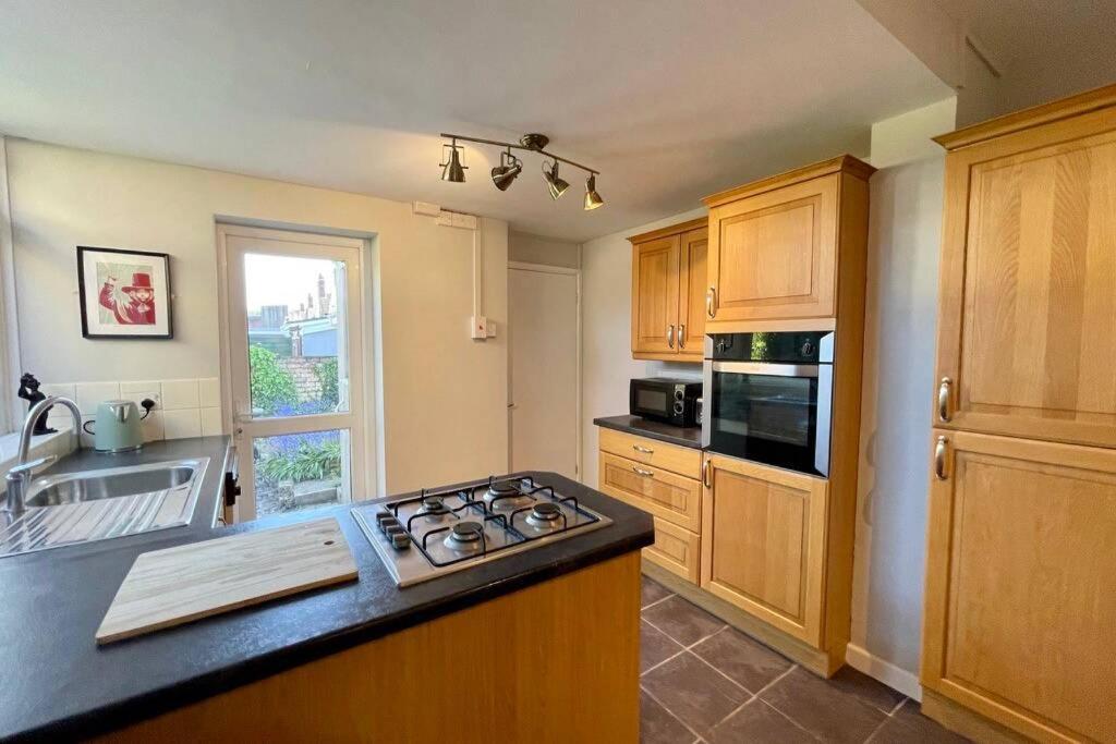Large House Near Victoria Park For Groups, 10 Mins Bus To City Centre Cardiff Exterior photo