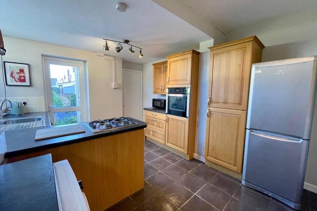 Large House Near Victoria Park For Groups, 10 Mins Bus To City Centre Cardiff Exterior photo
