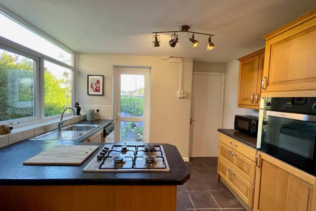 Large House Near Victoria Park For Groups, 10 Mins Bus To City Centre Cardiff Exterior photo
